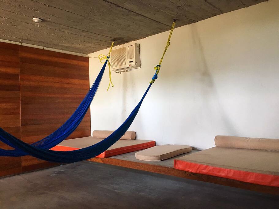 Hamacas y camas en la habitación