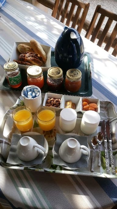 Thé, café, lait, confitures maison....votre petit déjeuner