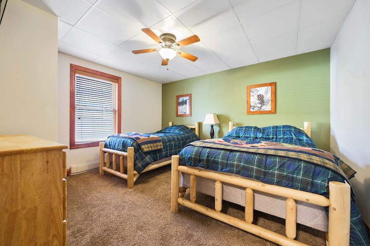 LOWER LEVEL BEDROOM - 
COMFORTABLY SLEEPS 3
1 TWIN/ 1 FULL