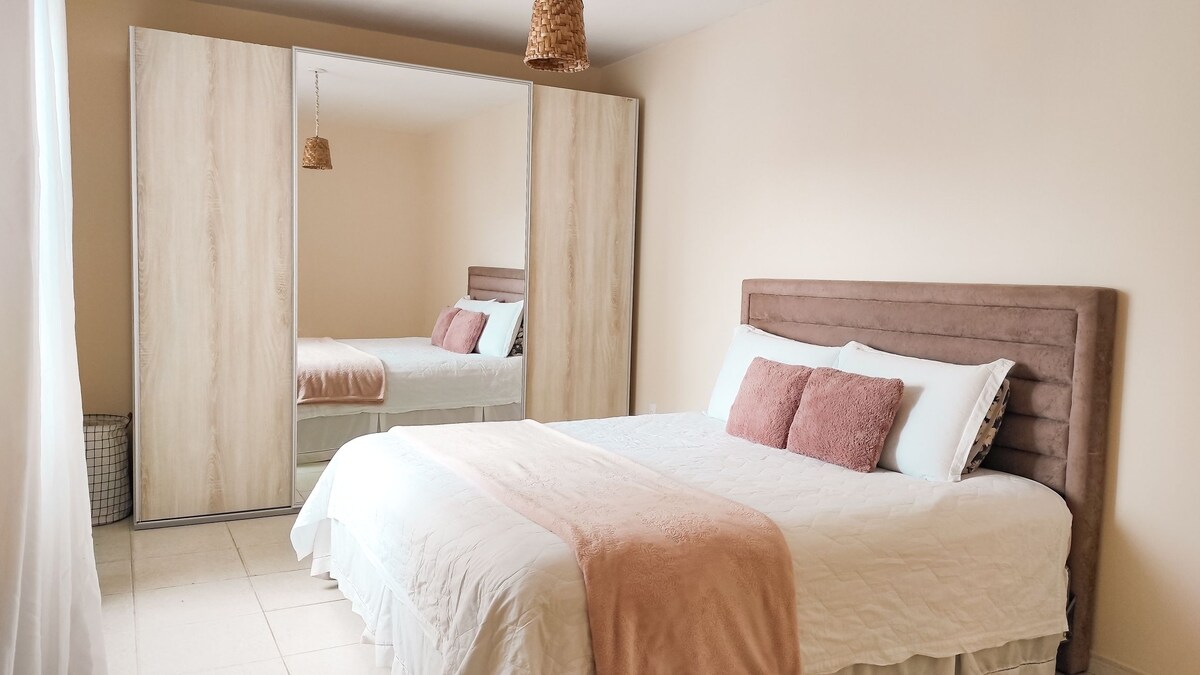 クイーンサイズベッド、キャスターマットレス付きスイート