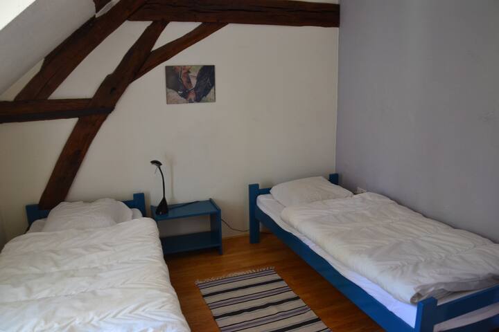 Deuxième chambre mansardée (2 lits simples) 