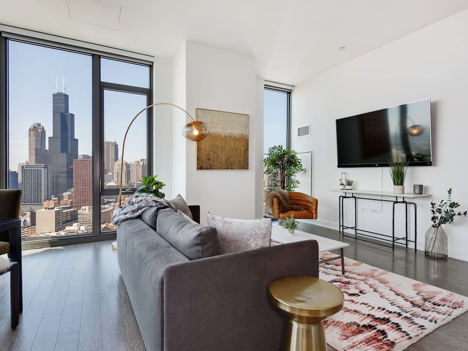 Captivating views of downtown Chicago all around the living area.