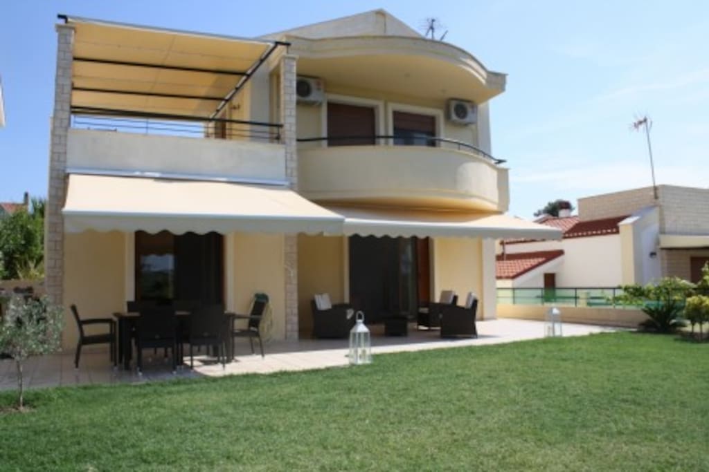 There’s grace on all sides in this holiday home in Elani
