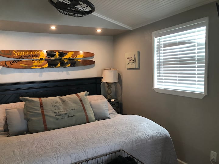 主卧配备加大双人床。