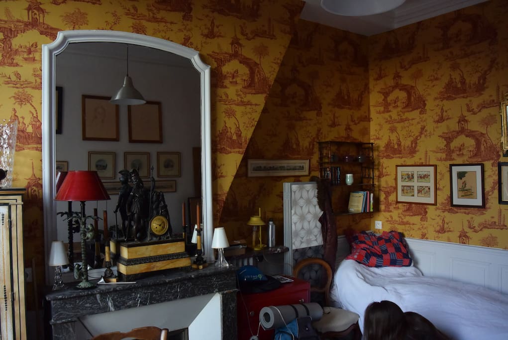 LA CHAMBRE, un lit simple