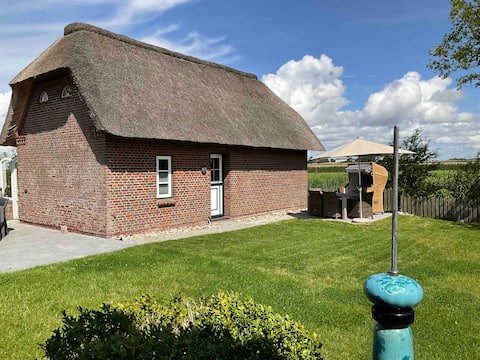„Hyggelig am Deich“  Cottage under thatch