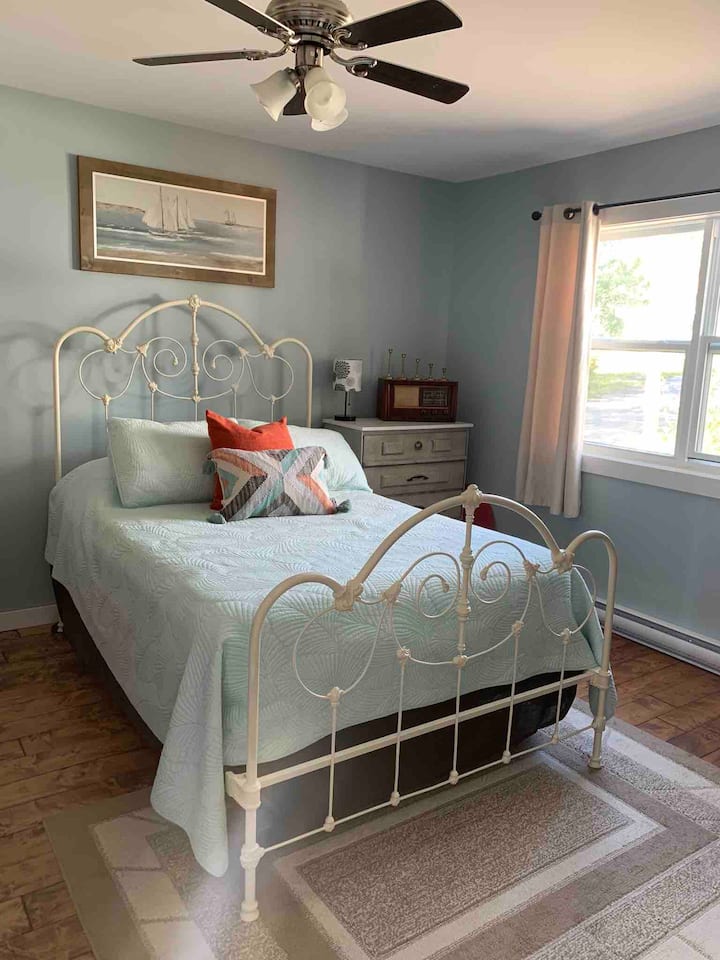 חדר שינה בקומה הראשית.