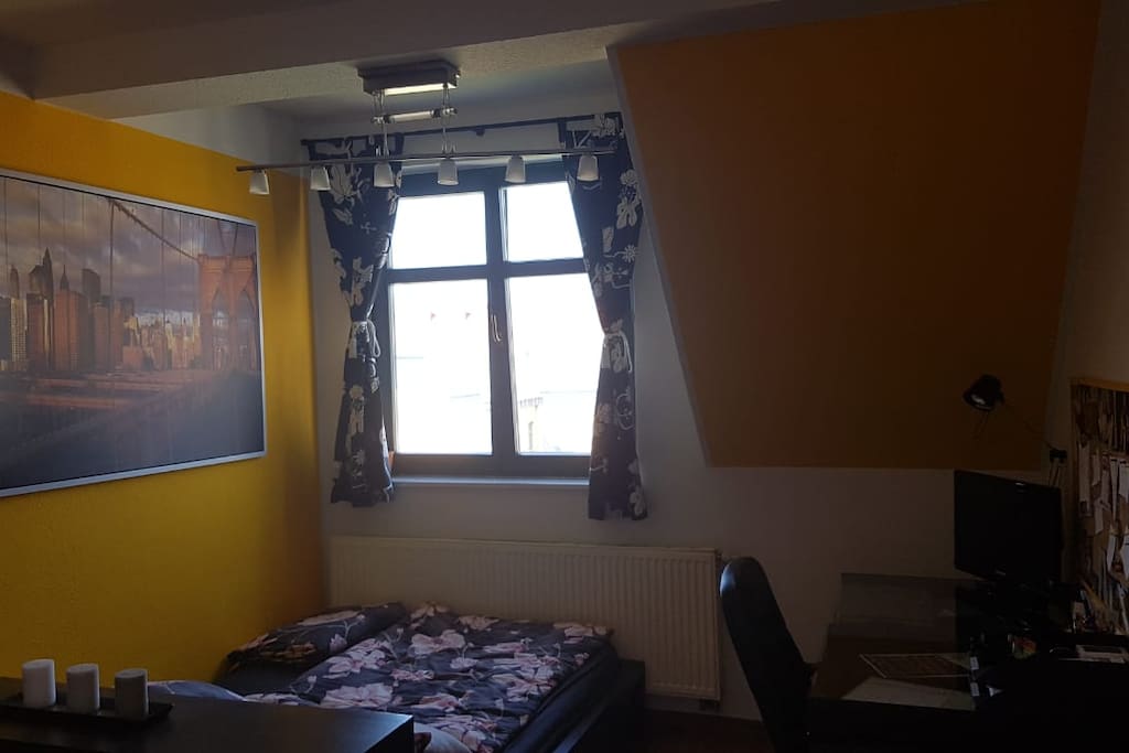Privatzimmer mit Ankleidzimmer, Arbeitsbereich und Doppelbett