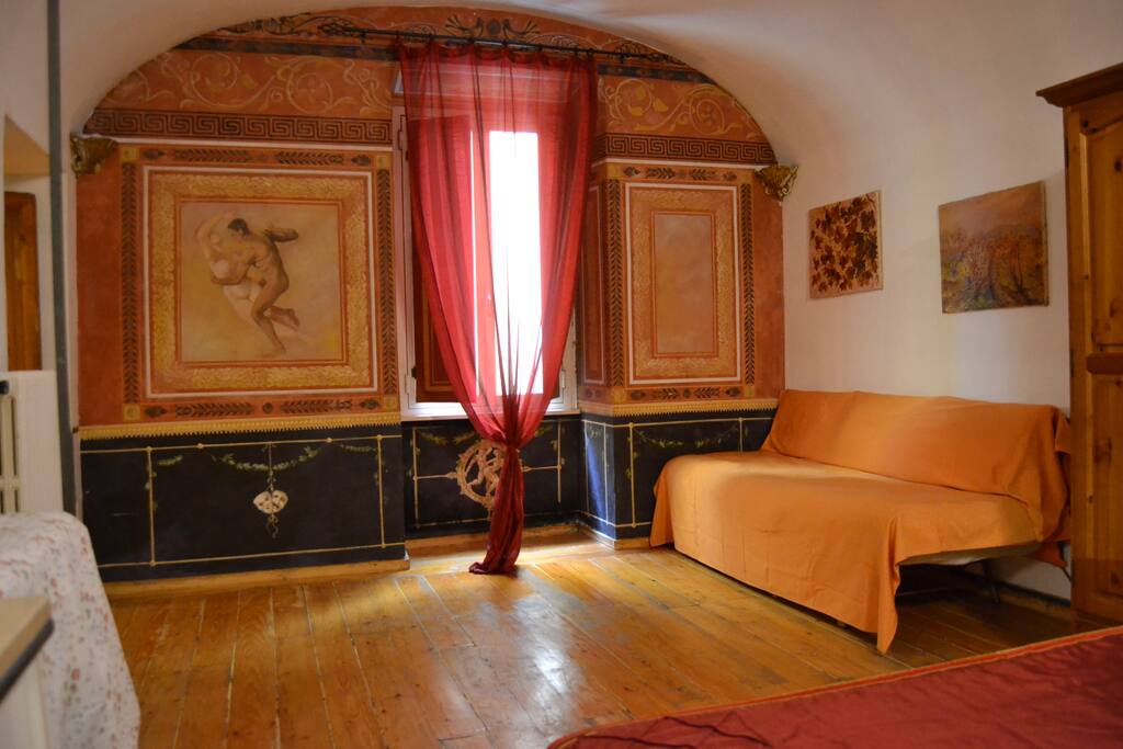 UNIQUE FRESCO "POMPEI STYLE" IN THE BEDROOM