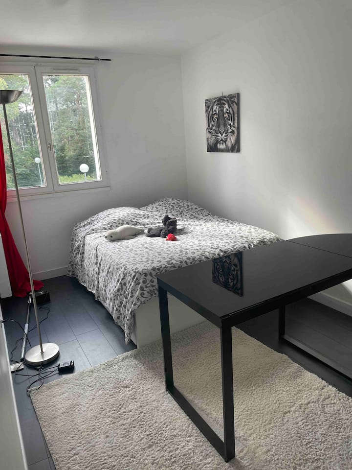 卧室2 ： 1张双人床 