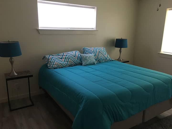 Esta es la cama tamaño king en el gran dormitorio principal.