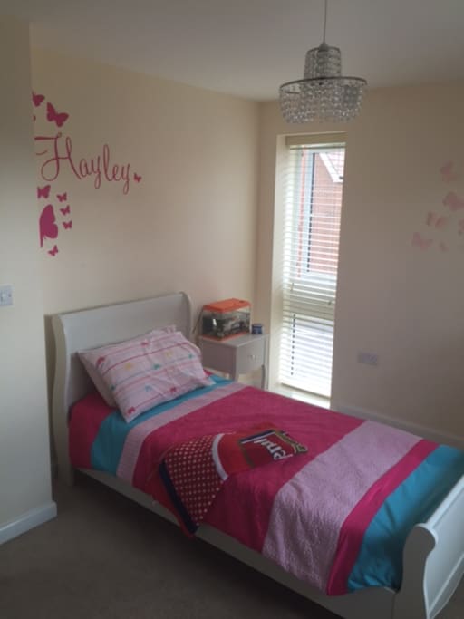 Double bedroom with a single bed suitable for a child