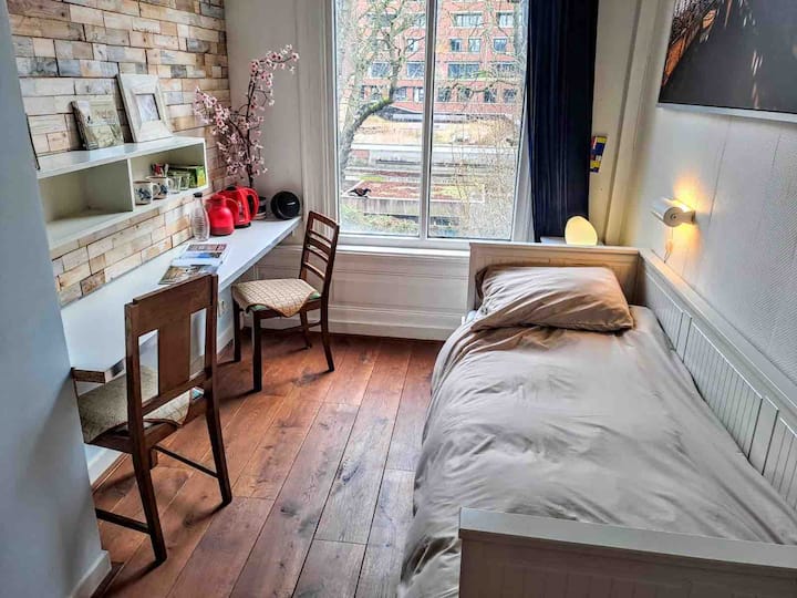 De tweede slaapkamer, dit bed kan uitklappen tot een tweepersoonsbed