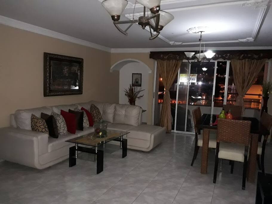 este es el espacio de la sala que tiene una vista hacia el monumento de las popa