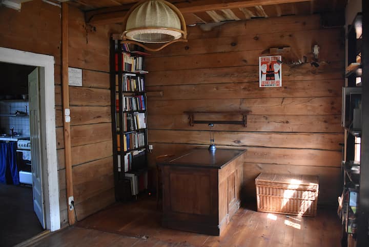 Una sala de estar con un escritorio grande y elegante,  imagen 1