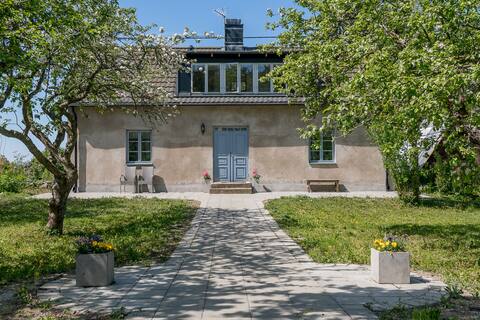 18th century house with sea view in northern Visby