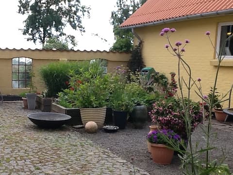 Overnatning for 2 pers. i dob. vær. 250 kr pr pers