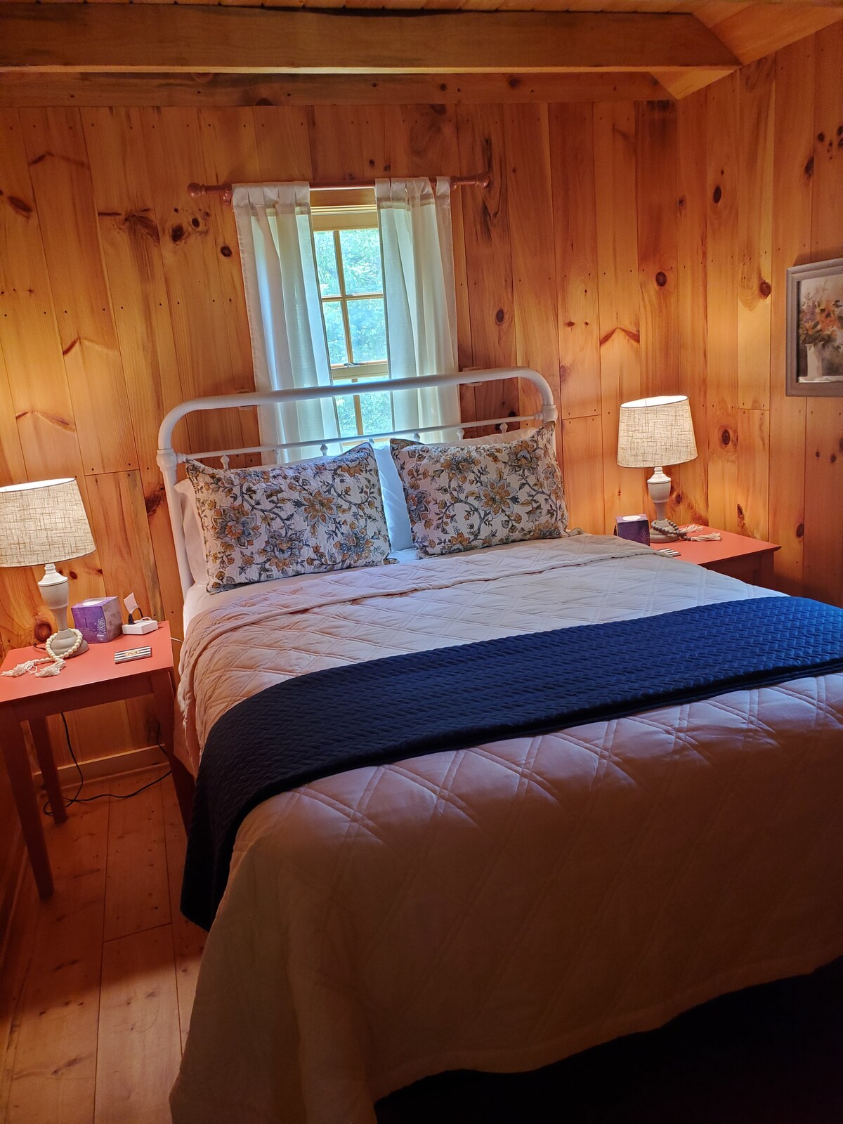 We noemen dit de Persimmon Room (queensize bed). Beide slaapkamers zijn voorzien van verlichting (muur en bed), comfortabel beddengoed en poorten aan beide kanten van het bed voor media. Beide slaapkamers zijn ook voorzien van een bank, een kamer boven en onder de bank, knijpers voor het ophangen en kledinghangers.