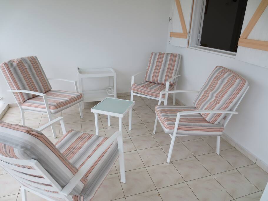Espace apéritif de la terrasse