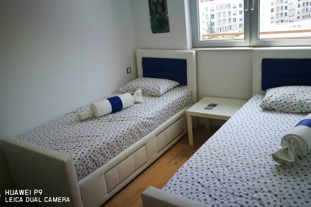 bedroom whit two single beds