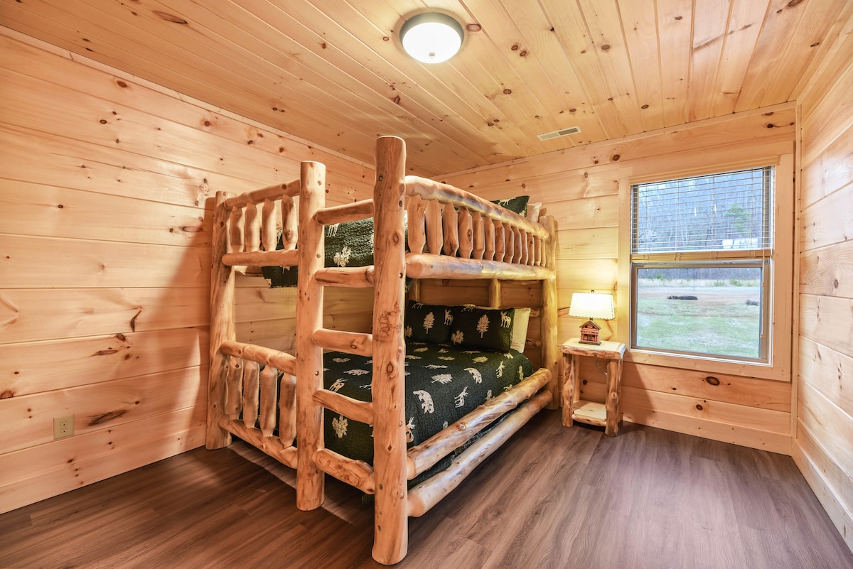 Chumba cha 3 cha kulala:  Aspen Log queen juu ya chumba cha ghorofa cha malkia.  Imewekwa na TV kubwa, kifua cha droo, stendi ya usiku, taa ya nyumba ya mbao, kabati la ziada, na rafu ya mizigo.  