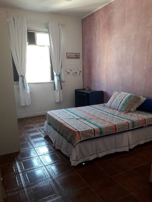 Quarto arejado e silencioso.