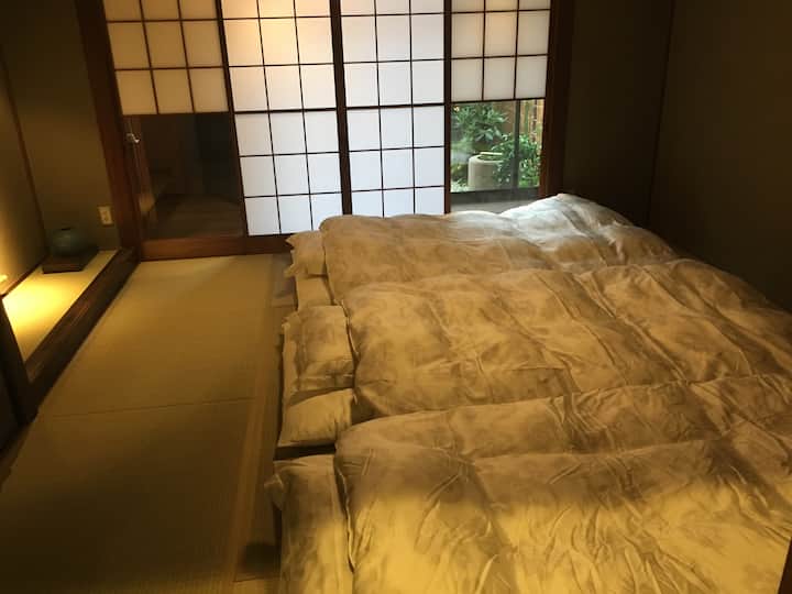 إذا كنت تستخدم غرفة المعيشة في الطابق الأول كغرفة نوم، فستبدو هكذا.