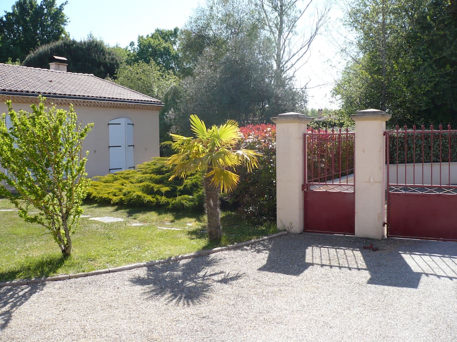L'entrée de la maison avec le portail et le portillon