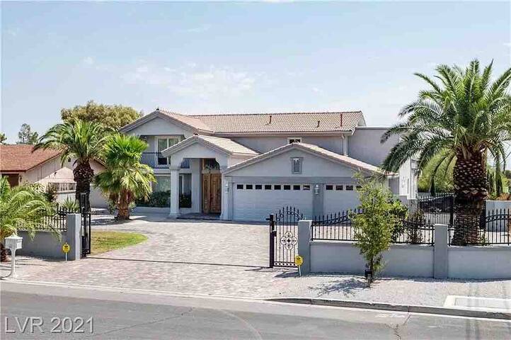 Luxury Indoor Pool House! Message for dates! gallery image 2