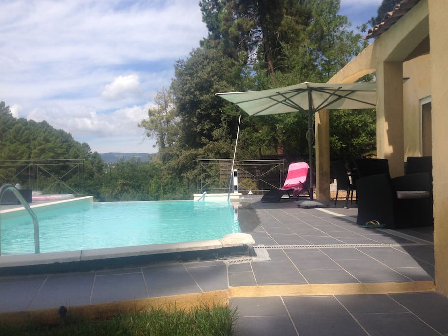 piscine avec vue sur les coline