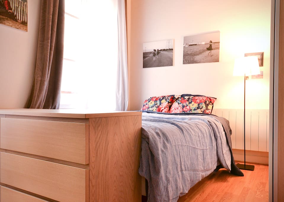 Notre chambre / Our bedroom - King Size bed 180x200cm