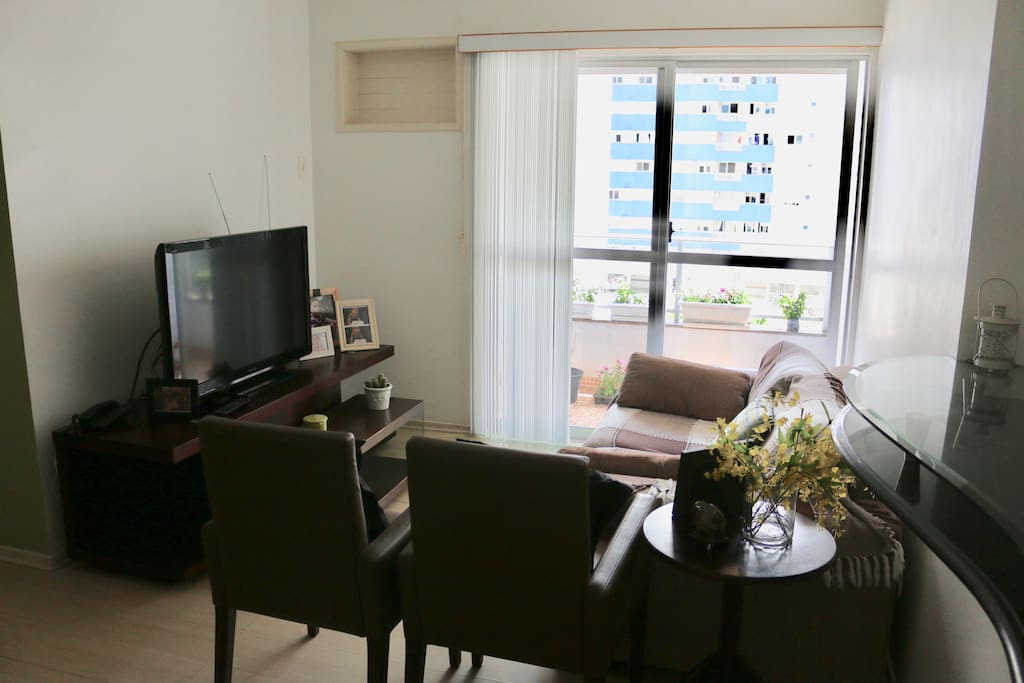 Sala de estar com varanda e um Apple TV com acesso ao Netflix. :)