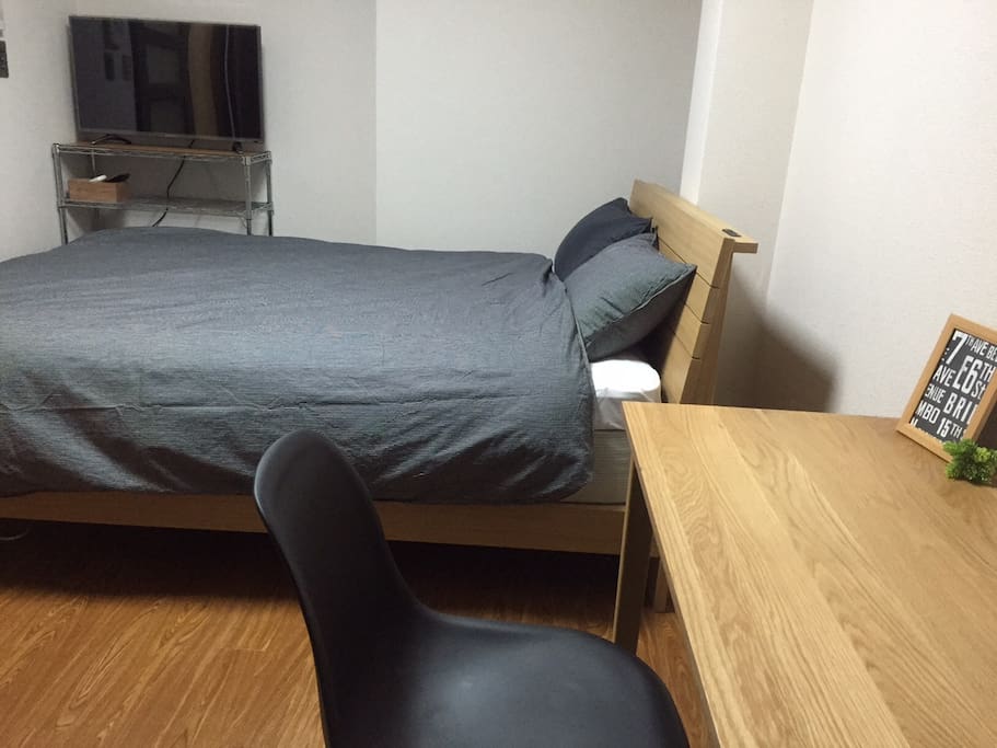 広々デスクでゆったり作業して頂けます。