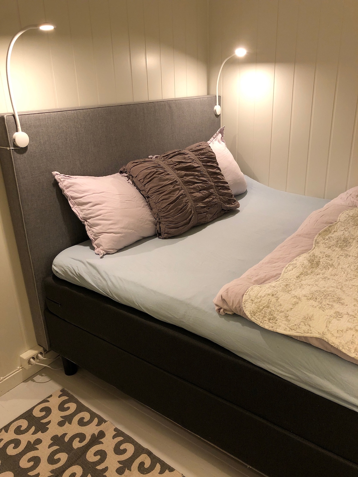 Стаята на Хана с лампи.