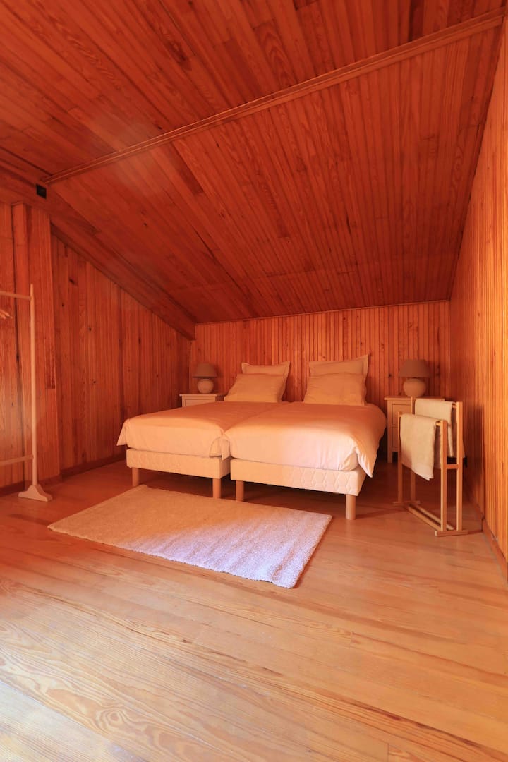 Nivel 2: el dormitorio 2 con dos camas individuales de 90x200cm. 