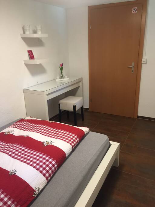 Schlafzimmer / Bedroom