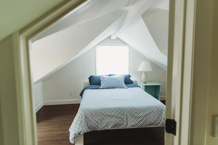 Dormitorio tamaño queen en la planta superior