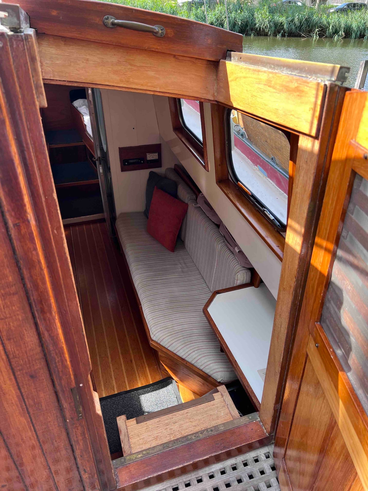 ¡Entrada! Bajando la escalera.