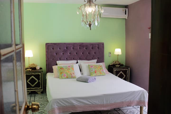 Soverom nr. 3 har en lokalt utformet seng og original lysekrone.