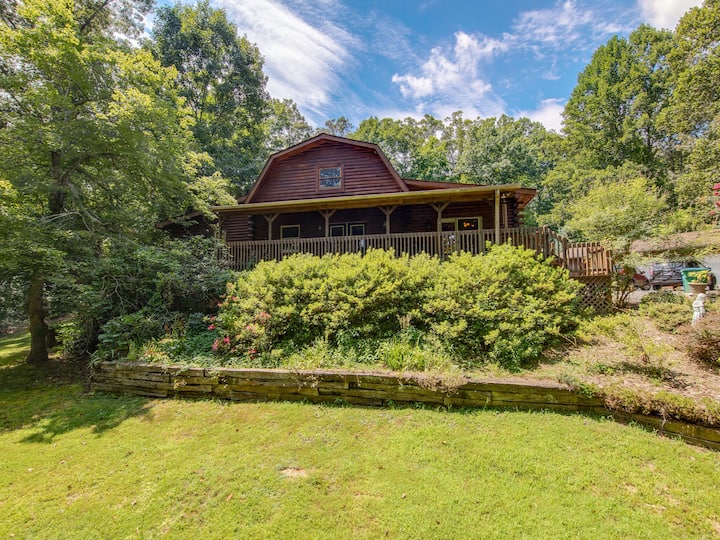 Peaceful Log Home with Long Range Views Cabins for Rent in Asheville