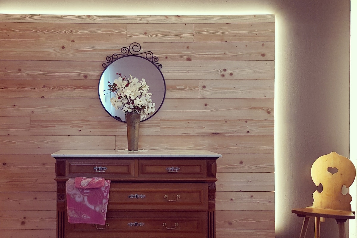 Stari zid na ploči daje prostoriji nešto malo. Spavaća soba ima bračni krevet i prostor za odlaganje odjeće i drugih poklona. 