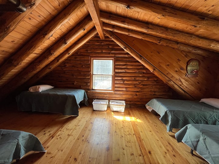 Oversized bedroom sleeps 4 
(4) twin beds and space to unpack and hang your clothes! 