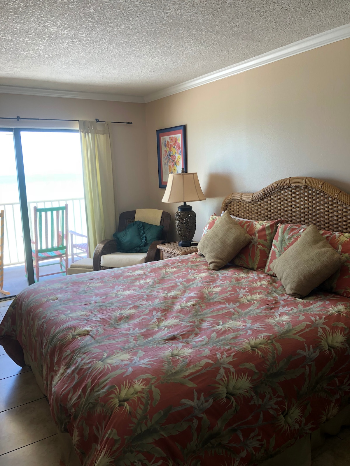 ห้องนอนใหญ่พร้อมทางเข้าระเบียง Gulf Front 