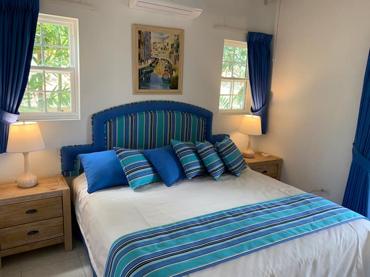 美丽的空调主卧套房，配有超大双人床。 