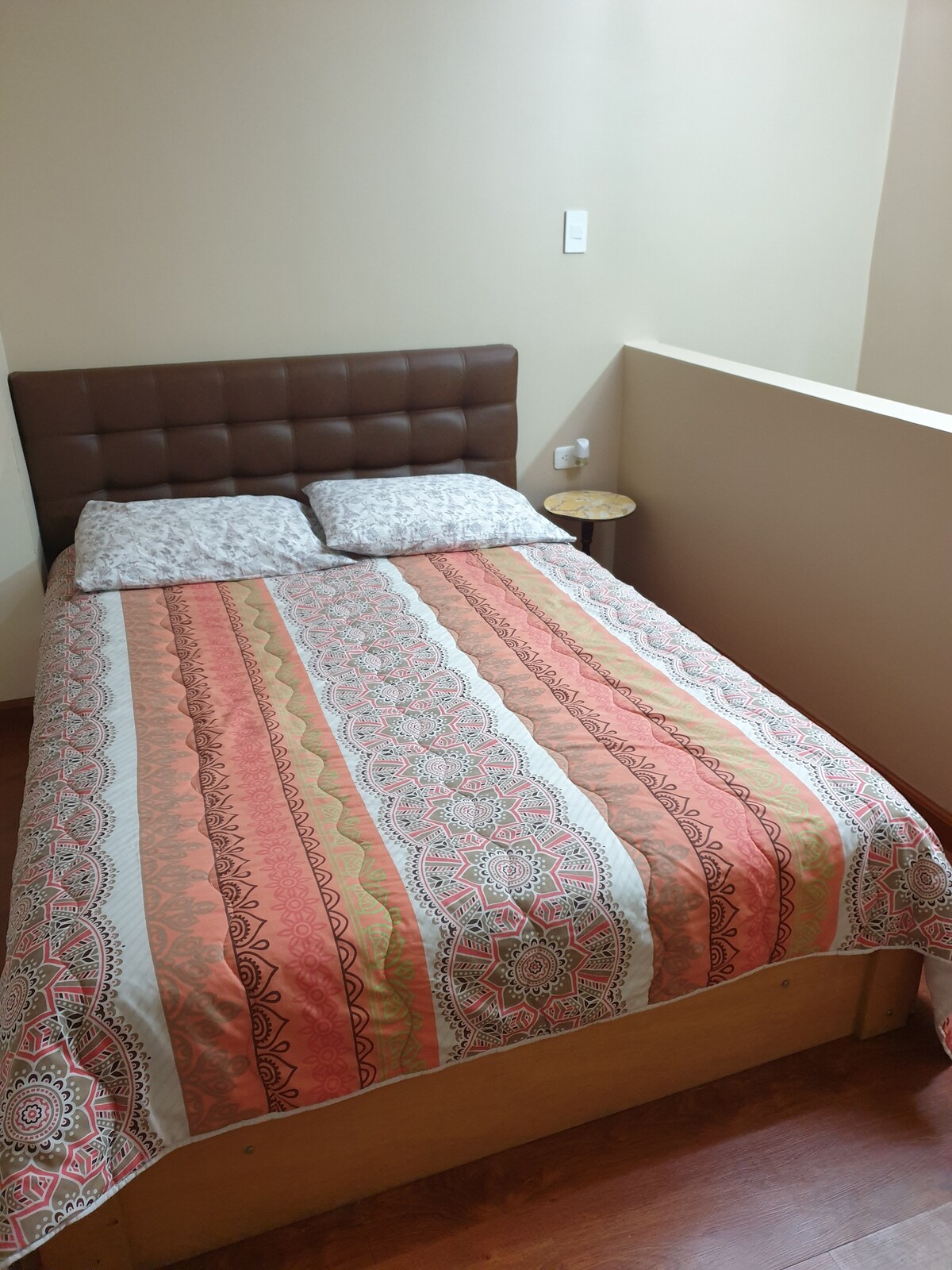 Ორადგილიანი საწოლი აპარტამენტის ანტრესოლში. 