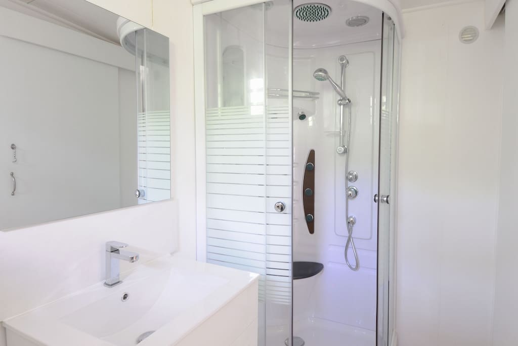 Petite salle de bain fonctionnelle dans le bungalow