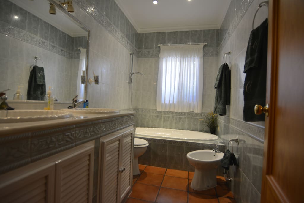 baño completo con bañera y ducha