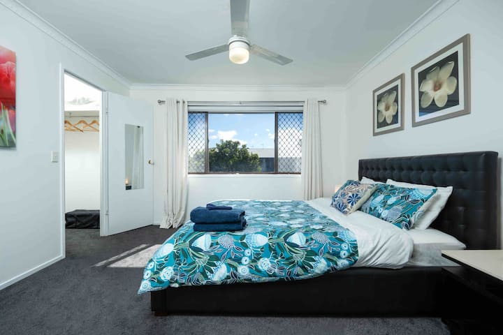 Walk to Casino, Pacific Fair & Beach 2 Bed T’House