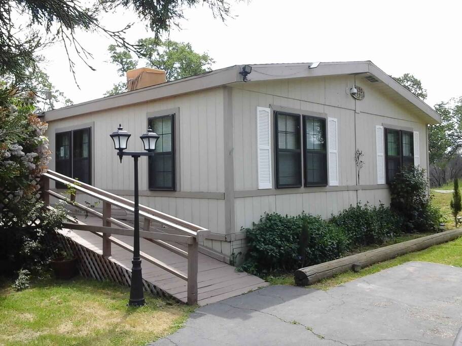 Located on a country road only 35 miles from the SW entrance of Yosemite National Park, between 2 Yosemite gates!