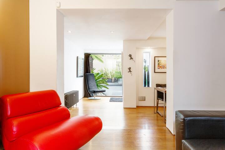 Relax in Tropical Garden in an Architecturally Designed House in the South Bank gallery image 2